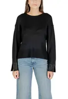 Černý svetr s ozdobnými rukávy