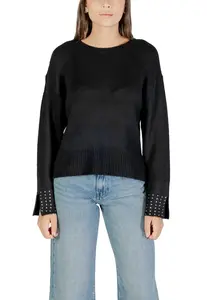 Černý svetr s ozdobnými rukávy