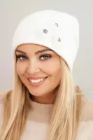 Polski Dámská čepice s ozdobnými chlupatými květy elegantní bílá