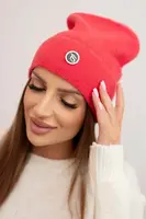 Polski Dámská čepice měkká z huňaté pleteniny s ozdobnou destičkou malinová