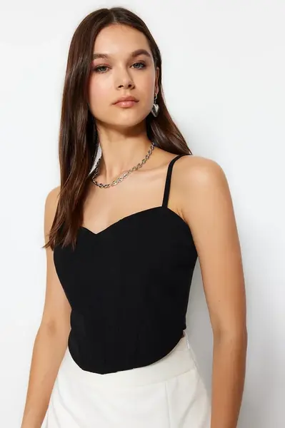 Trendyol černý přiléhavý pletený kreponový bustier s crop ramínky