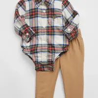 Sada chlapčenských kockovaných body v krémovo-červenej farbe a nohavíc v hnedej farbe GAP