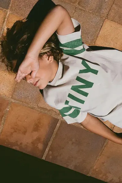 Dětské bavlněné tričko Tinycottons STRIPES LOGO TEE béžová barva, s potiskem, SS25-137