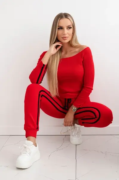 Set with double red stripe