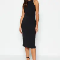 Trendyol Black Detail doplňku Vypasované midi tkané šaty
