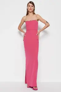 Večerní šaty Trendyol ve večerních šatech s fuchsiovou podšívkou tkané lesklé kameny