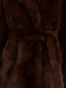 Dlouhý hnědý kabát s páskem
