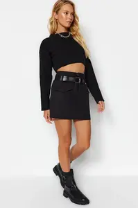 Trendyol černá mini sukně s páskem a kapsami