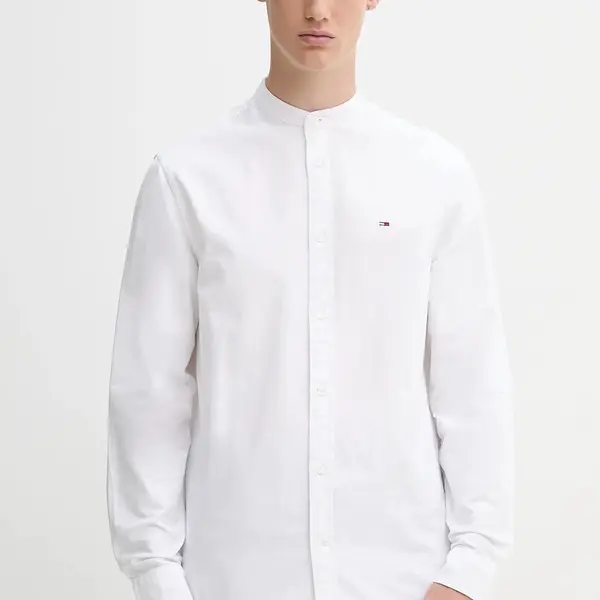 Bavlněná košile Tommy Jeans pánská, bílá barva, regular, se stojáčkem, DM0DM21690