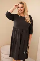Plus size šaty s volánmi a vyhrnutými rukávmi