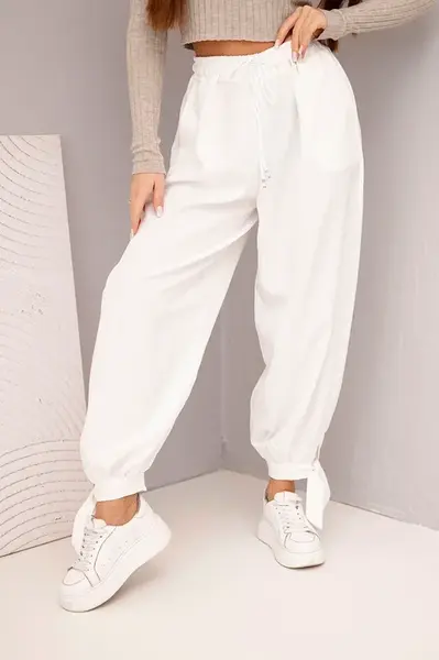 Bílé kalhoty s vázáním na spodku