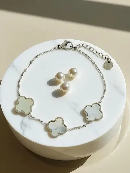 Náramok Callisto Nero s kvetinovým motívom