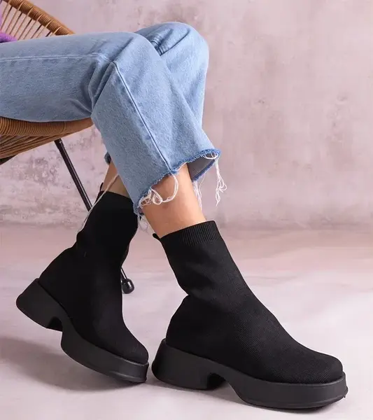 Gemre Black ankle boots with a flexible upper Evel