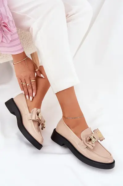 Boto Lakované mokasíny s mašlí a ozdobnou broží béžové Leandriel