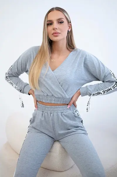 Set s ozdobnými pruhy šedé barvy