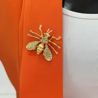 Brož Bee A-2-21-9 bílá
