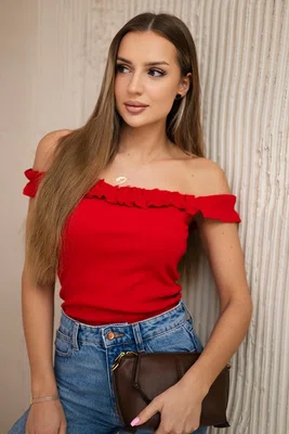 Červená halenka s volánky přes rameno
