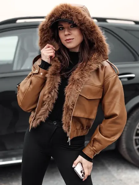 Dámská kožená bunda s kapucí a kožešinou