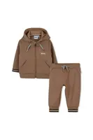 Kojenecká tepláková souprava BOSS hnědá barva, J52480