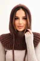 Polski Dámská čepice s kapucí a jemným pletením s tkaničkami hnědá