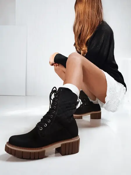 Čierne členkové topánky na šnurovanie