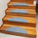 Koberec na schody QUICKSTEP půlkruh šedý