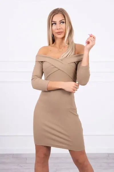 Kesi Přiléhavé šaty s výstřihem do V camel