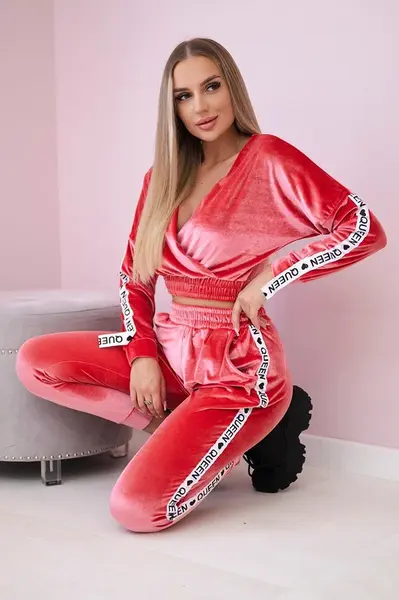 Velurový set s nápisem Queen malina