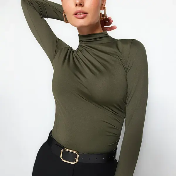 Trendyol Khaki halenka s detaily nařasení a stojáčkem s patentkami, pružný pletený materiál