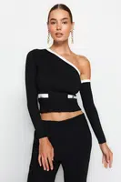Trendyol černý crop svetr s jedním ramenem a odnímatelnými rukávy
