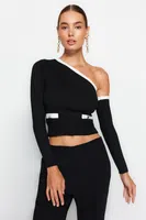 Trendyol černý crop svetr s jedním ramenem a odnímatelnými rukávy