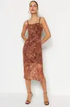 Trendyol Premium hnědé vzorované vypasované midi strečové pletené šaty
