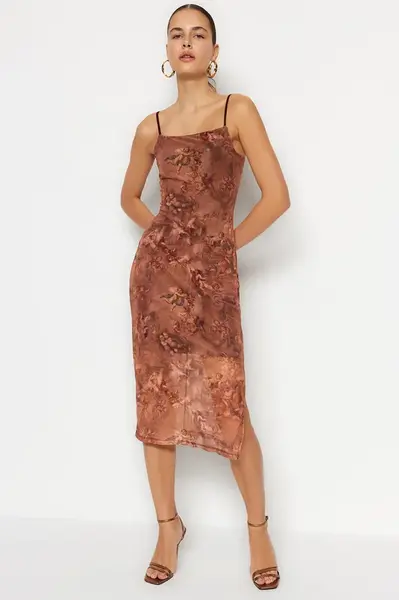 Trendyol Premium hnědé vzorované vypasované midi strečové pletené šaty