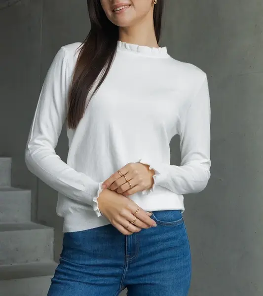 Gemre White soft sweater decorated with a frill Luel