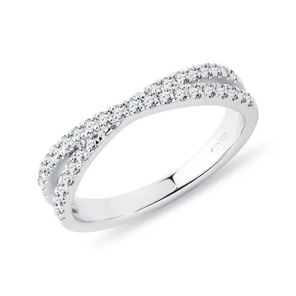 Překřížený snubní prsten s diamanty v bílém zlatě KLENOTA