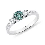 Prsten s modrým a bílými diamanty v bílém zlatě KLENOTA