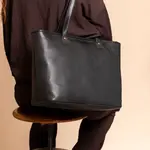 Dámska kožená kabelka na notebook The Chesterfield Brand Astana - čierna