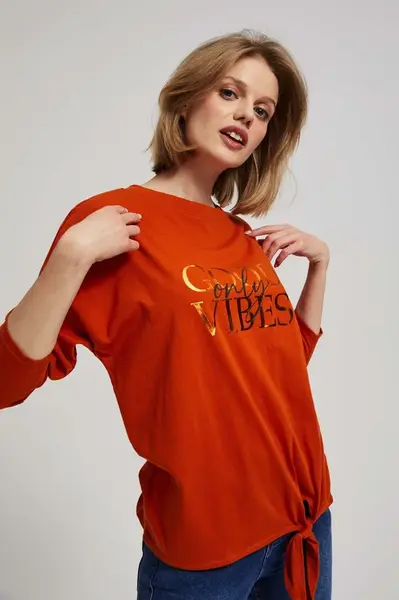 Halenka s nápisem a kravatou