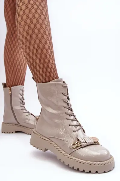 Dámske lesklé workery s ozdobou