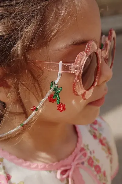 Řetízek k dětským slunečním brýlým Konges Sløjd SUNGLASSES BEAD CHAIN CHERRY