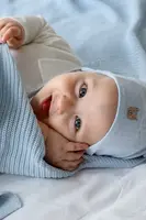 Kojenecká čepice Jamiks VERONA modrá barva, z tenké pleteniny, JLH066