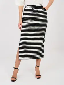 Černá bavlněná sukně s rozparkem