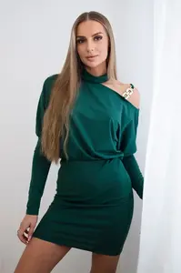 Šaty se zdobením na rameni tmavě zelené