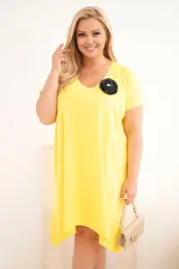 Dámské plus size šaty s brož a výstřihem