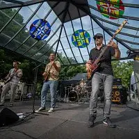 Červený Bicykel – Preskoč vlastný tieň