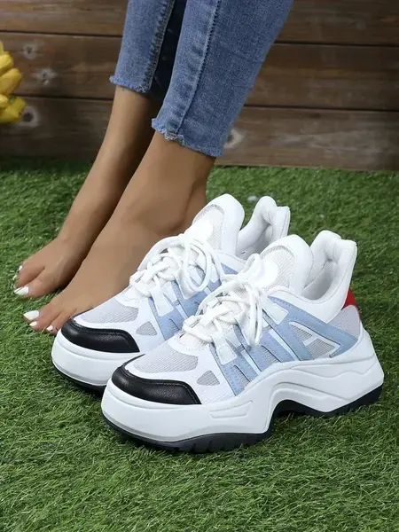 Resti Women's sporty sneakers on a thicker sole Loness