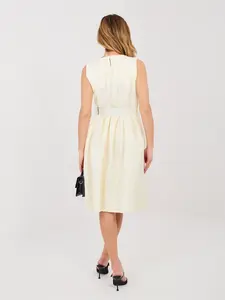 Máslově žluté šaty z texturované tkaniny