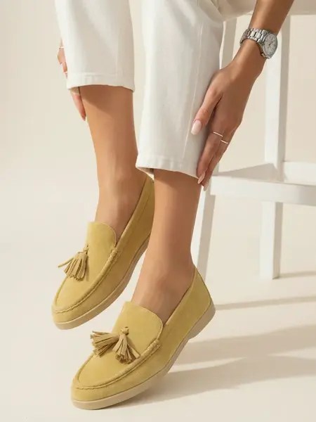 Žlté mokasíny s ozdobnými strapcami