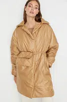 Trendyol s velbloudí taškou, páskem s detailem oversized prošívané péřové bundy