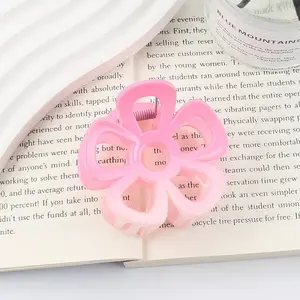 Gradient Hollow Flower Plastic Claw Hair Clips